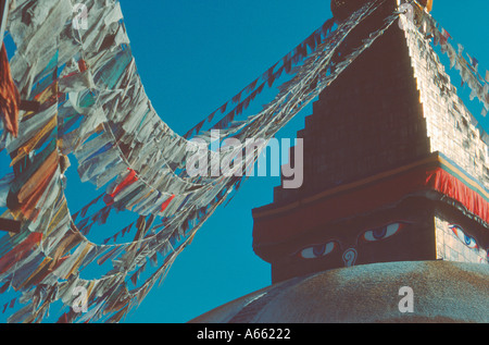 Gebetsfahnen an die große Stupa Bodnath oder Bauddha im Kathmandu-Tal Nepal Stockfoto