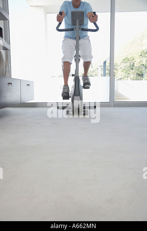 Reifer Mann am Heimtrainer, Pedale, niedrige Abschnitt Stockfoto