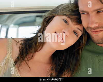 Junge Frau stützte sich auf die Schulter des jungen Mannes, Kopf und Schultern Stockfoto