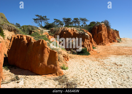 Ocker gefärbte Klippen an der portugiesischen Algarve-Küste zeigt markiert Erosion durch Meer Approachment und Flut. Stockfoto