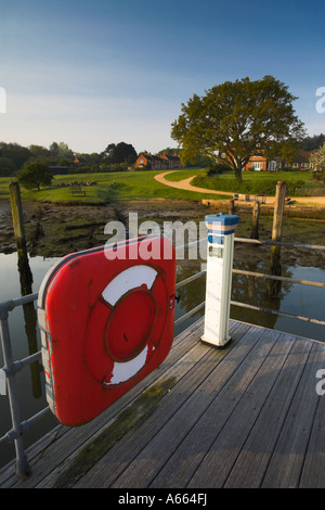 Rückblick auf das traditionelle Dorf Buckler Hard von der Anlegestelle, Hampshire Stockfoto