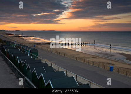 Spektakulären Sonnenaufgang über den Strandhütten am Strand von Bournemouth, Dorset Stockfoto