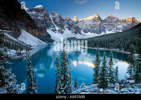 Winterschnee am Moraine Lake, Banff Nationalpark, Kanadische Rockies Stockfoto