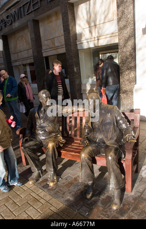 Bronze Skulpturen von F D Roosevelt und Winston Churchill auf Bank New Bond Street London UK Stockfoto