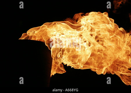 [Kamin], leuchtend Orange Flammen bläst Hintergrund [Schwarz], "close up" Detail Stockfoto