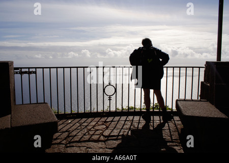 Silhouette der eine einsame Figur mit Blick vom Aussichtspunkt über dem Meer auf der Insel madeira Stockfoto