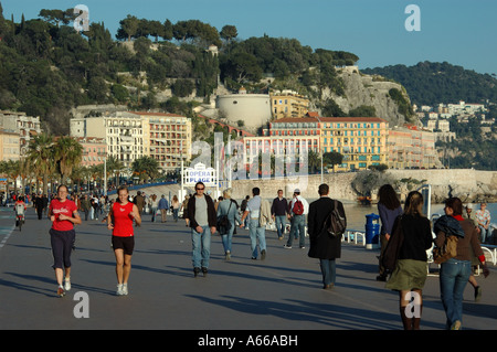 Menschen auf der Promenade des Anglais, Nizza, Frankreich Stockfoto