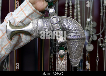 Shop-Betreiber anzeigen ein Khanjar für Verkauf in den Souk Muscat, Maskat, Oman Stockfoto