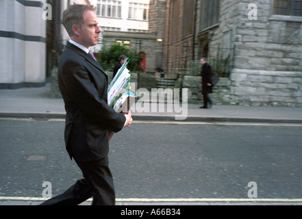 Mann trägt Papierstapel Büro in der Stadt von London, England, England, UK Stockfoto