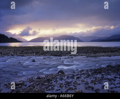 Berge von Ardgour als Sonne bricht durch Wolke von Ballachulish betrachtet. Stockfoto