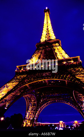 Eiffelturm in der Nacht mit Blick auf das Palais de chaillot Stockfoto