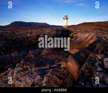 Automatische Leuchtturm in Rubha Cadail, Umzügen, Ullapool, Schottland, Coigach hinter. Stockfoto