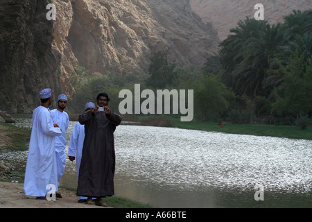 Omanische Mann Aufnahme eines Fotos des Fotografen im Wadi Shab, Oman Stockfoto