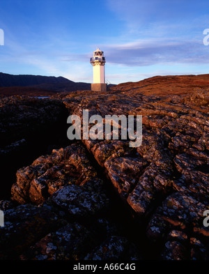 Automatische Leuchtturm in Rubha Cadail, Umzügen, Ullapool, Schottland, Coigach hinter. Stockfoto