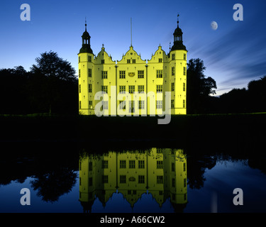 DE - Schleswig-Holstein: Ahrensburg Burg bei Nacht Stockfoto