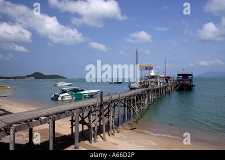 Holzsteg oder Pier am Bo Phut Beach, Koh Samui, Thailand Stockfoto