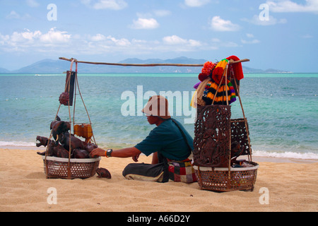 Verkauf von Holzschnitzereien an einem thailändischen Strand in Bo Phut Dorf Stockfoto