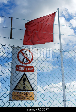 Rote Fahne und Warnzeichen für live Schießplatz Stockfoto