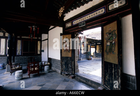 Vista durch geöffnete Türen auf einem der Höfe von Zhu Family Garden (Zhujia Huayuan) in Jianshui. China. Stockfoto