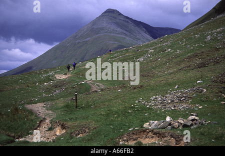 Wanderer, die auf einem Bergpfad auf dem West Highland Way Weitwanderweg Schottland wandern Stockfoto