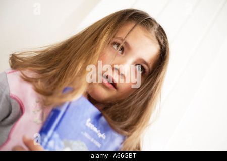 Schülerin ein Buch hält Stockfoto