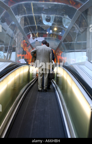 Geschäftsmann unterwegs Flughafen Rolltreppe Stockfoto