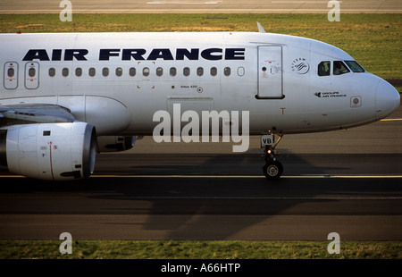 Air France Airbus A320 Passagierflugzeug am Flughafen Düsseldorf International, Nord Rhein Westfalen, Deutschland. Stockfoto