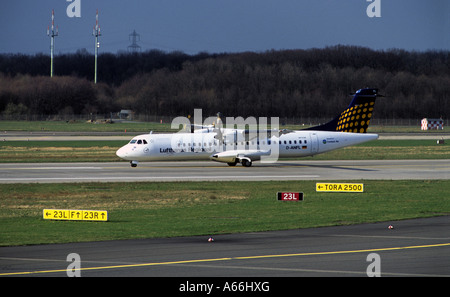 Lufthansa Regional Passagierflugzeug des Rollens bei Düsseldorf International Airport, North Rhine-Westphalia, Germany. Stockfoto