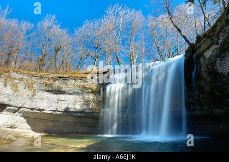 Der Wasserfall "Saut De La Forge" in der Kette der Wasserfälle am Fluss Herrison im französischen Jura Stockfoto