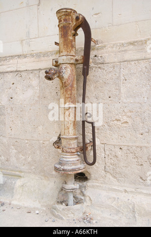 Rostiges Wasser-Pumpe. Königlichen Chateau de Chambord in Chambord, Loir-et-Cher, Centre Frankreich Stockfoto