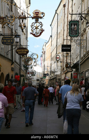 Einkaufsstraße mit Geschäften und Restaurants auf die Getreidegasse in Salzburg Österreich Stockfoto