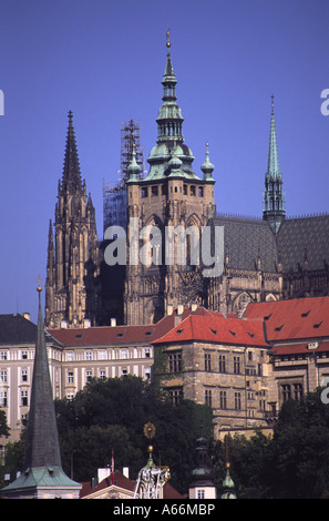 Prager Burg Webstühle über rote Dächer der Stadtansicht von Charles Brücke Prag Tschechische Republik 2004 NR Stockfoto