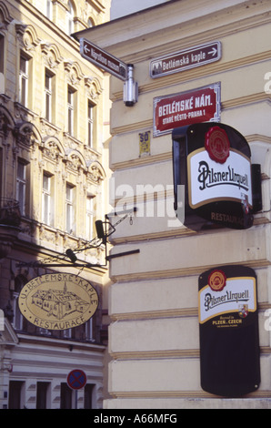 Betlemske Namesti Straßenschild, ein Restaurant und Pilsner Werbung an einer Ecke Wand, Prag, Tschechische Republik Stockfoto