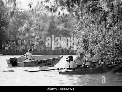 Rettungsboot kommt ein stieß lange Boot zu helfen, die in einer Weide, Oxford-Achter-Regatta, River Thames, Großbritannien 2004 stürzte Stockfoto