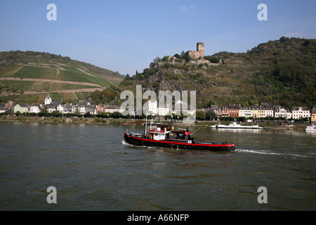 Schlepper auf dem Fluss kommerzielle Fracht auf dem Fluß Rhein in Deutschland Stockfoto