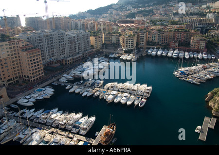 Port de Fontveille in Monaco, voller festgemachten Boote im winter Stockfoto