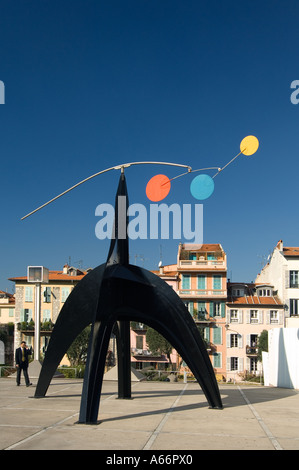 Eine moderne Skulptur, "Stabile mobile" von Calder, vor Museum für moderne und zeitgenössische Kunst in Nizza, Frankreich Stockfoto