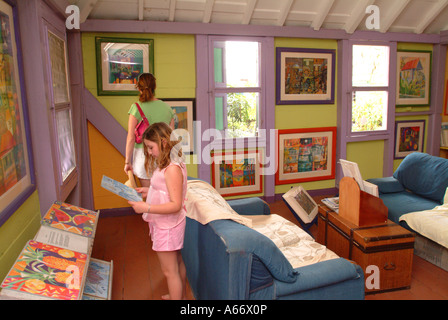 Eine Mutter und Tochter genießen Sie Blick durch eine Kunstgalerie in Charlestown, Nevis Stockfoto