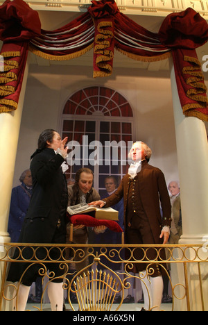 Das Leben-Größe-Diorama zeigt Washington unter den Amtseid auf einem Replikat von dem Balkon der Federal Hall im Jahre 1789 Stockfoto