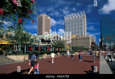 Menschen, die genießen, den Geschäften und Sehenswürdigkeiten von s Baltimore Inner Harbor Stockfoto