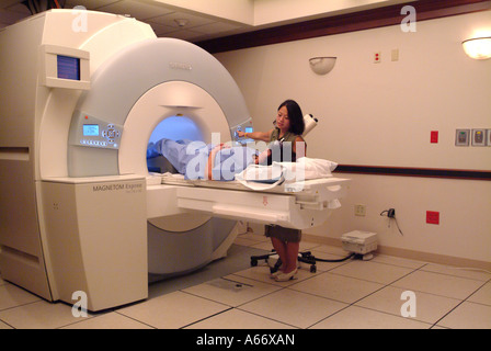 Ein Patient ist in Vorbereitung für das MRI Maschine sie einen Herz-Scan mit der Siemens Magnetom Espree haben soll bildgebende Stockfoto