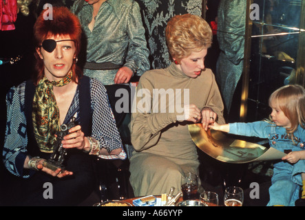 DAVID BOWIE (1947-2016) mit Frau Angie und Sohn Zowie 1974 Stockfoto