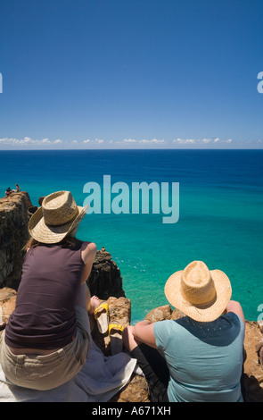 Touristen schauen über dem Pazifischen Ozean aus Indian Head auf Fraser Island Stockfoto