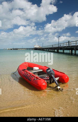 Ein rotes Zodiac schwimmt in den klaren Gewässern von Kingfisher Bay auf Fraser Island Stockfoto