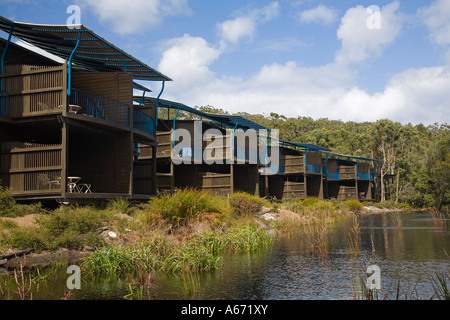 Luxus-Villen sitzen inmitten der Busch im Kingfisher Bay Resort Stockfoto