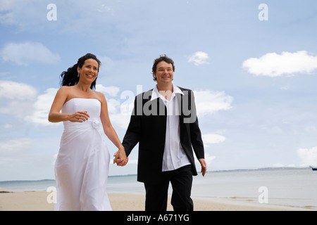 Ein glückliches Paar spazieren Sunset Beach im Kingfisher Bay auf Fraser Island Stockfoto