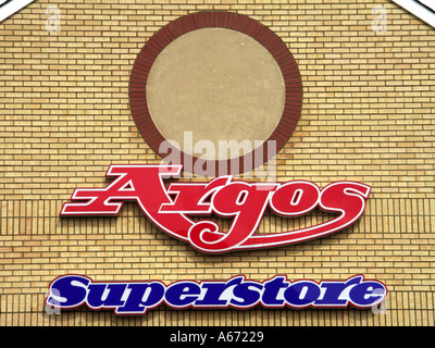 Argos britischer Katalog Einzelhändler Superstore rotes Ladenschild und Logo Nahaufnahme auf gelber Ziegelwand Chelmsford Essex England UK Stockfoto