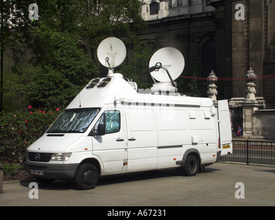 Satellitenantennen auf dem Dach eines weißen Mercedes-Transporters, der in der Nähe der Royal Courts of Justice in der Strand City of London, England, Großbritannien, geparkt ist Stockfoto