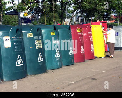 Mülltonnen nacheinander in Supermarkt-Parkplätzen Recycling-Center-Modell freigegebene Hausfrau in Kettering Northamptonshire England Großbritannien Stockfoto