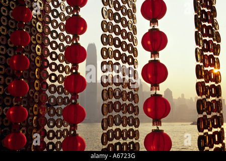 Ein Vorhang aus Chinese New Year Dekorationen Rahmen einen Blick auf den Victoria Harbour von Tsim Sha Tsui in Hongkong Stockfoto